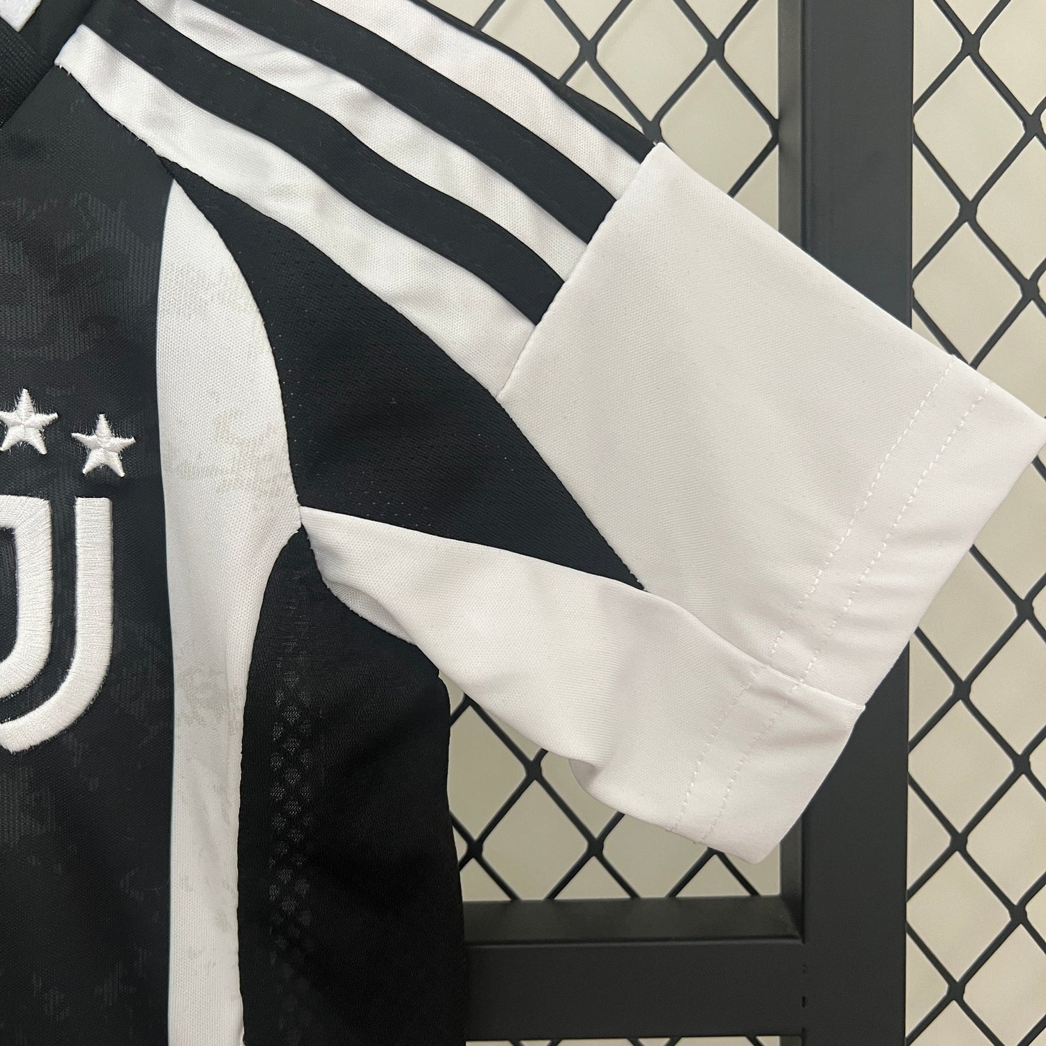 Das Juventus 24/25 Home Fußballtrikot für Kinder