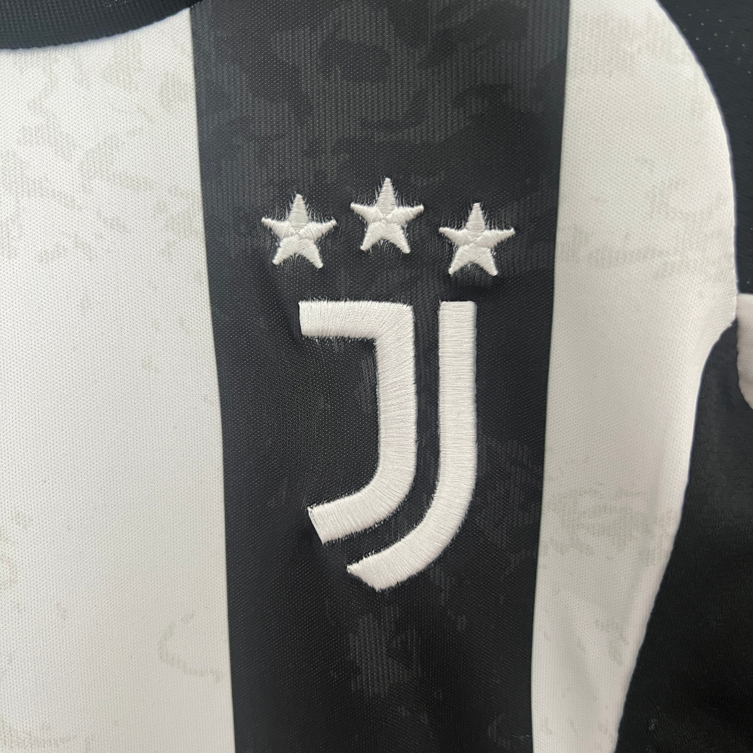 Das Juventus 24/25 Home Fußballtrikot für Kinder