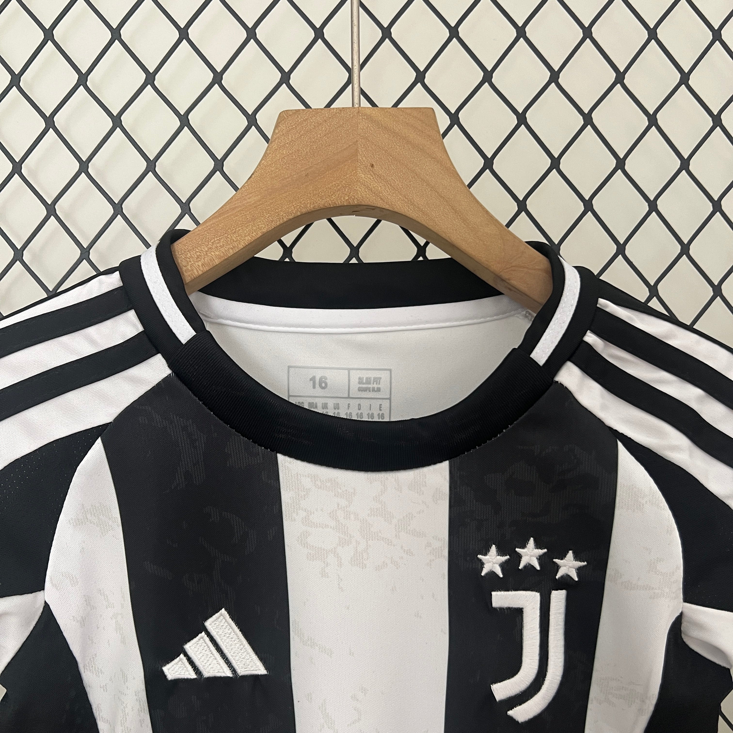 Das Juventus 24/25 Home Fußballtrikot für Kinder