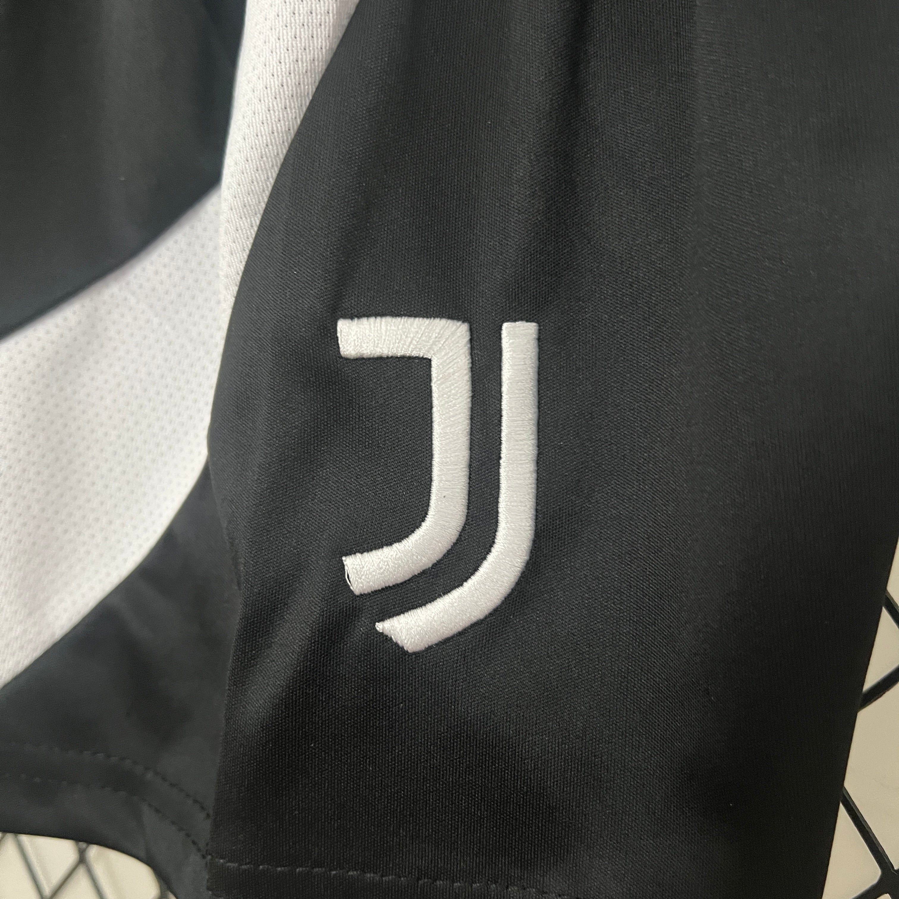 Das Juventus 24/25 Home Fußballtrikot für Kinder