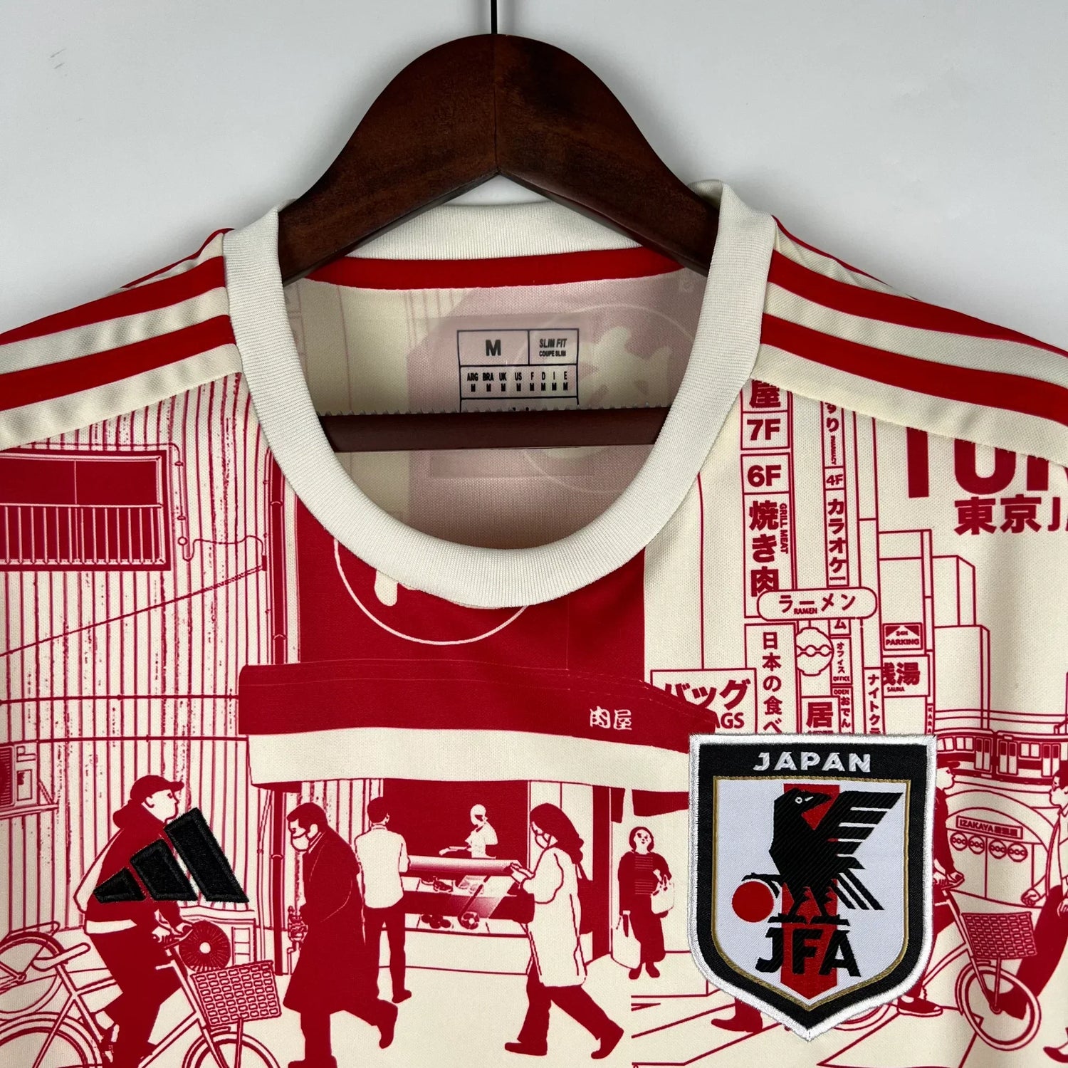 Camiseta roja de fútbol de Tokio, Japón