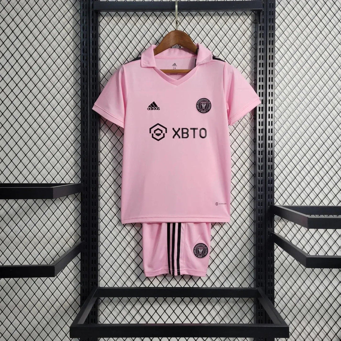 Kit de fútbol local del Inter Miami 23/24 para niños