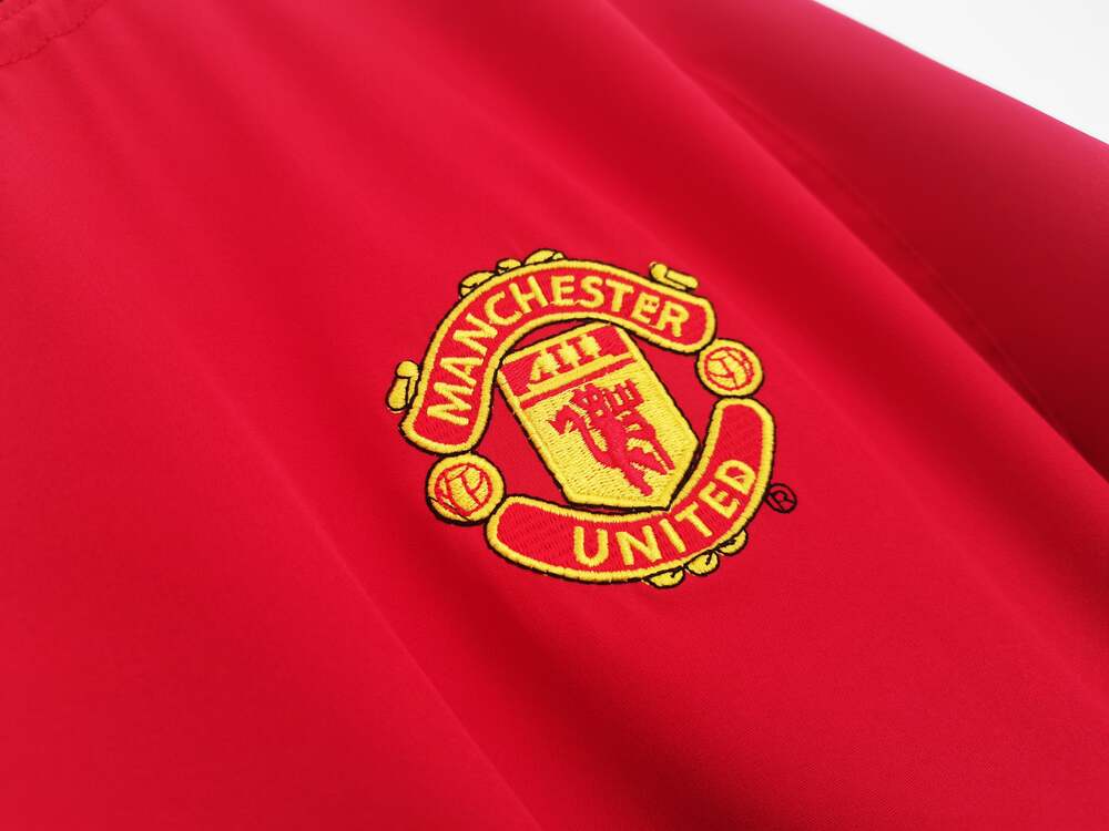 03-04-manchester-united-retro-shirt-long-sleeves